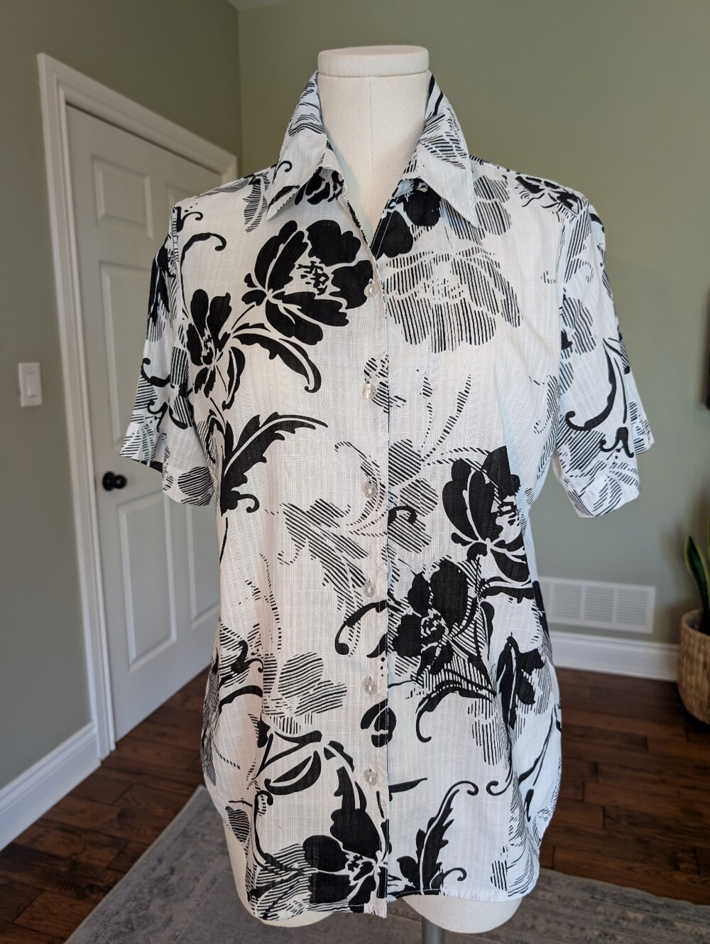 Alia Black & White Floral Button Front Blouse  100% Cotton Size Medium
